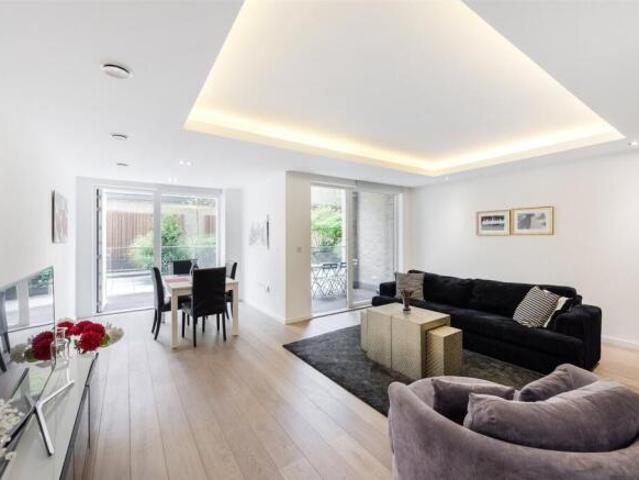 Flat for sale in South Lane, West Yorkshire