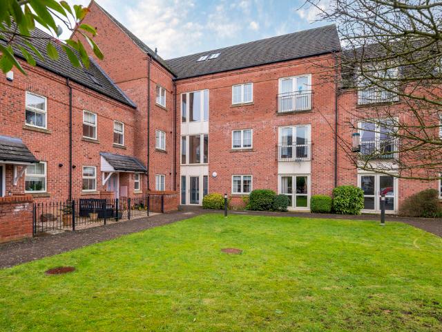 Flat for sale in Lincoln