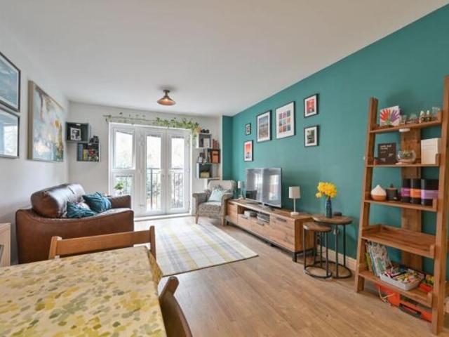 Flat for sale in Bushey