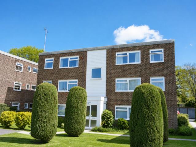 Flat for sale in Guildford, Surrey