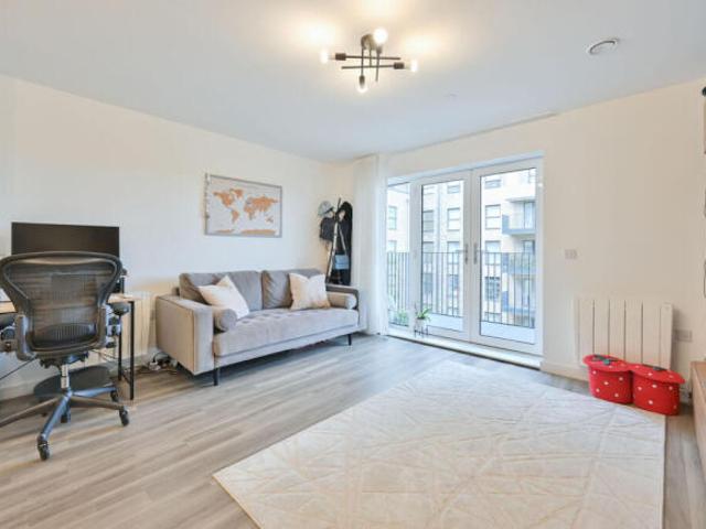 Flat for sale in North Watford, Hertfordshire
