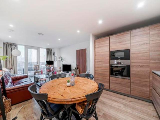 Flat for sale in Tooting Graveney, Greater London