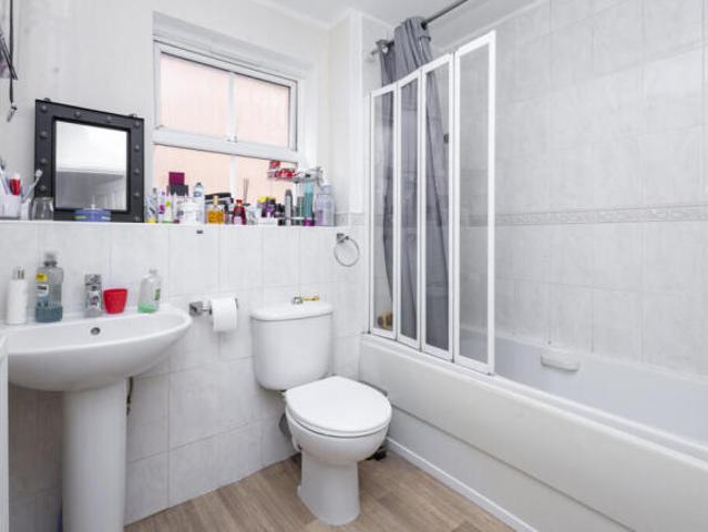 Flat for sale in The Bridge, Kent