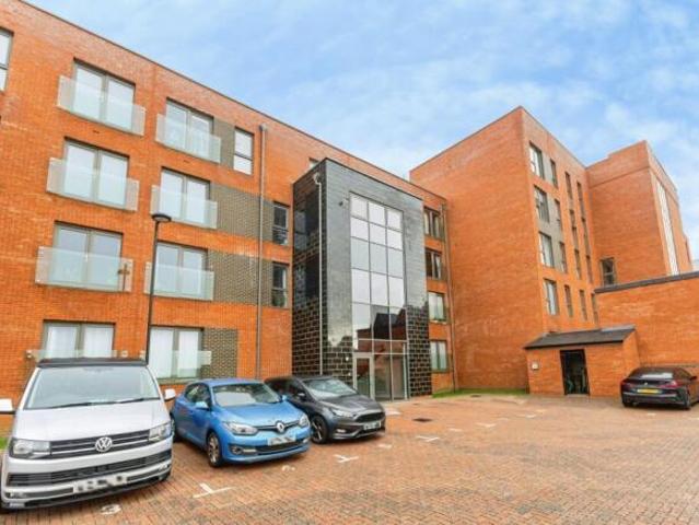 Flat for sale in Northampton, Northamptonshire