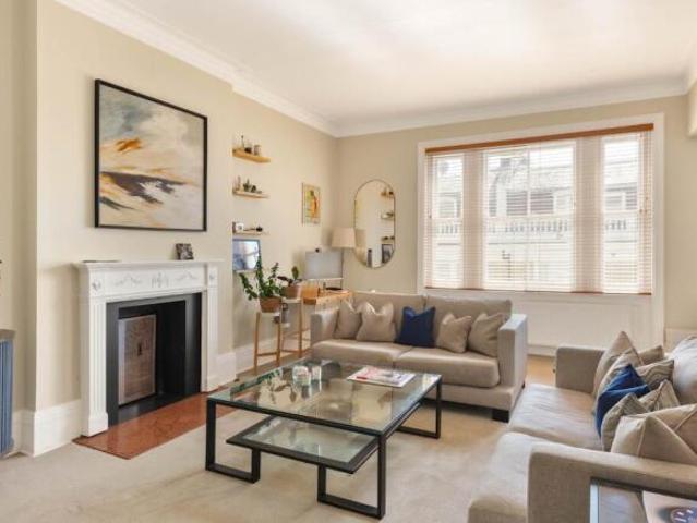 Flat for sale in Kensington, Greater London