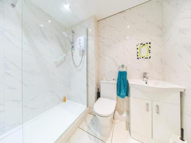 Flat for sale in South Lane, West Yorkshire