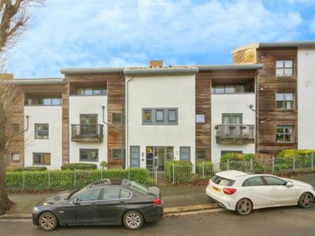 Flat for sale in Follaton, Strode