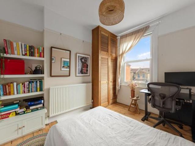 Flat for sale in Cat Hill, England