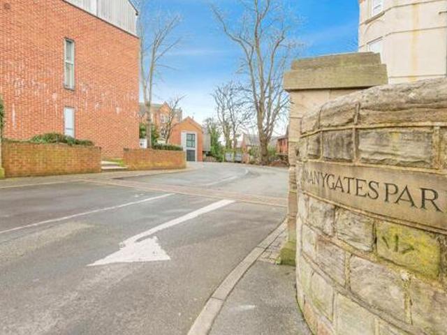House for sale in Belle Isle, West Yorkshire