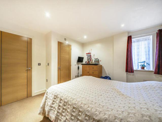 Flat for sale in Guildford, Surrey