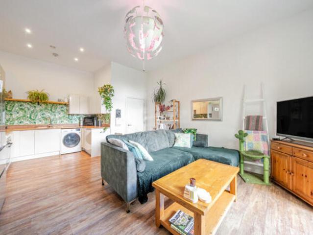 Flat for sale in Westborough, Surrey