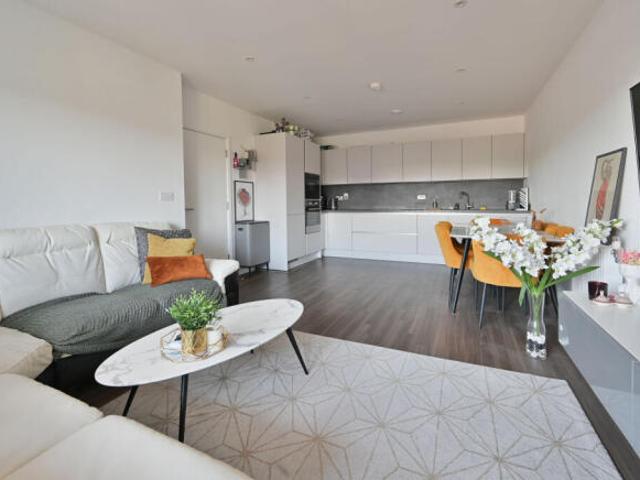 Flat for sale in Bushey