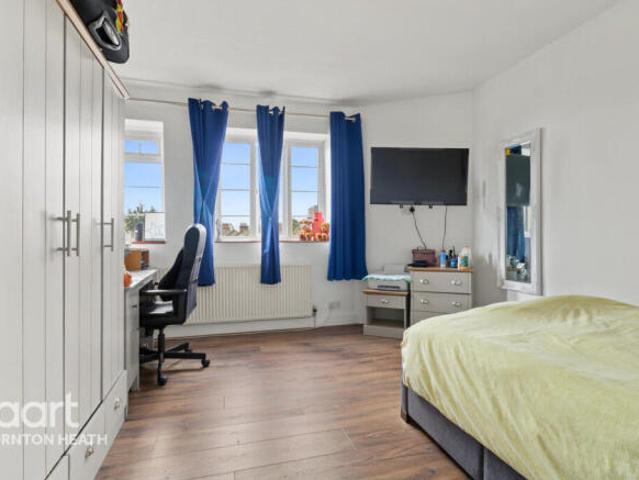 Flat for sale in Cat Hill, England