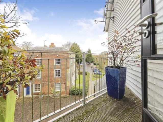 Flat for sale in The Bridge, Kent