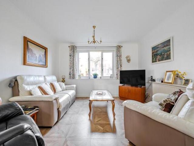 Flat for sale in Enfield, Greater London