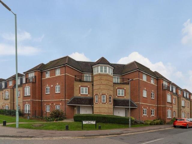 Flat for sale in Bushey