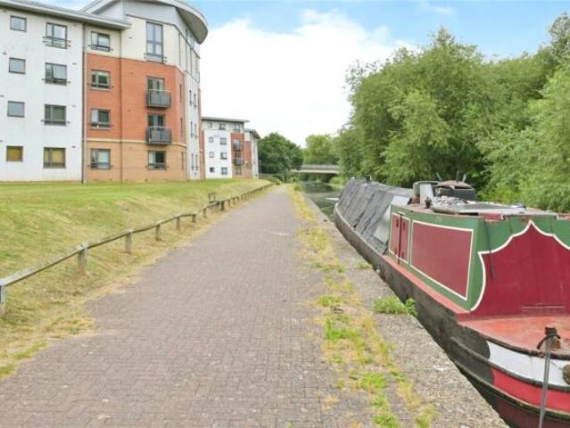 Flat for sale in Northampton, Northamptonshire