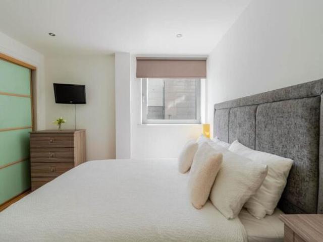 Flat for sale in Newhaven, Leith