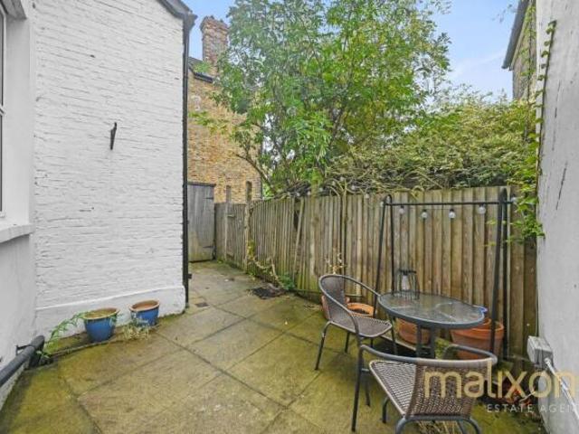 Flat for sale in Cat Hill, England