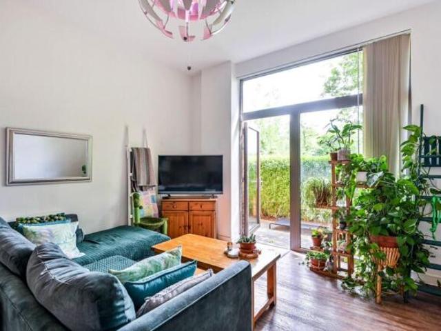 Flat for sale in Guildford, Surrey