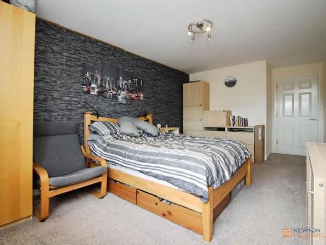 Flat for sale in Elmfield, Leicestershire