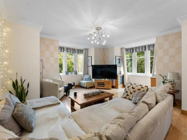 Flat for sale in Giffnock, Renfrewshire