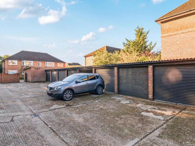 Flat for sale in Kingston upon Thames, Greater London