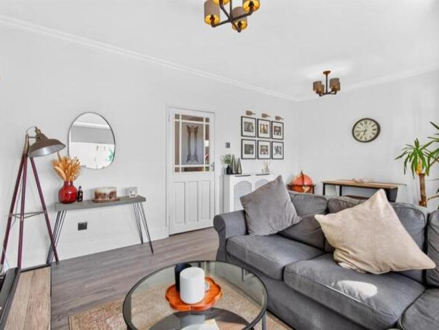 Flat for sale in Mansewood, Scotland