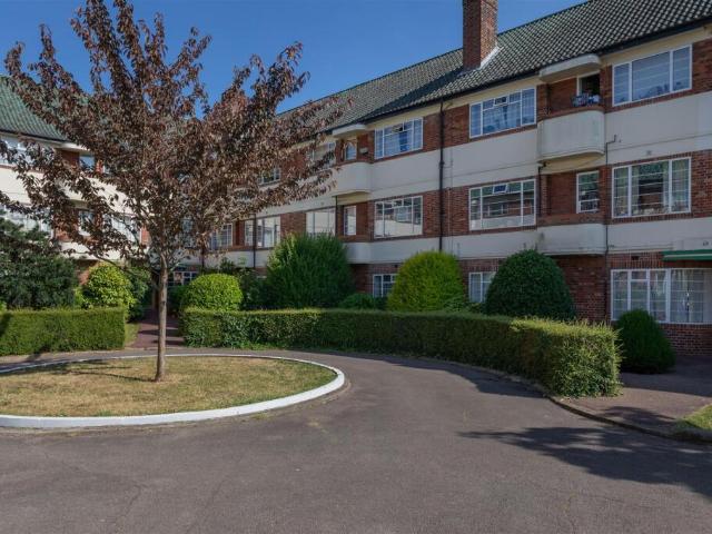 Flat for sale in South Woodford