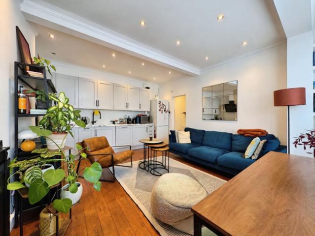 Flat for sale in Cat Hill, England