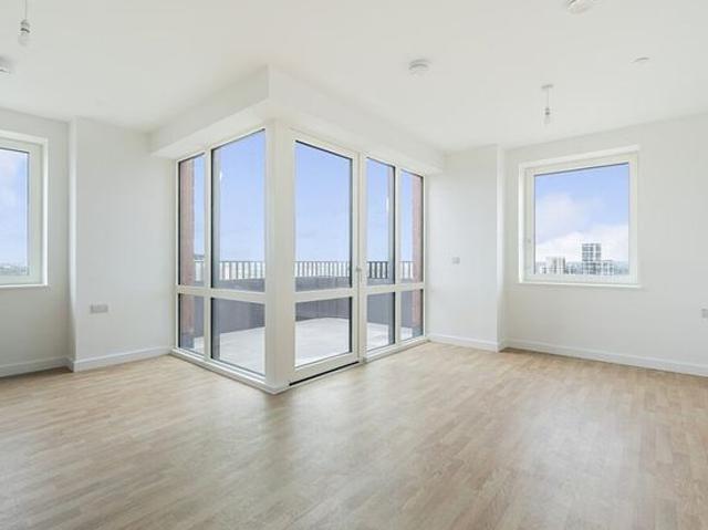 Apartment for rent in Roding Riverside, Greater London