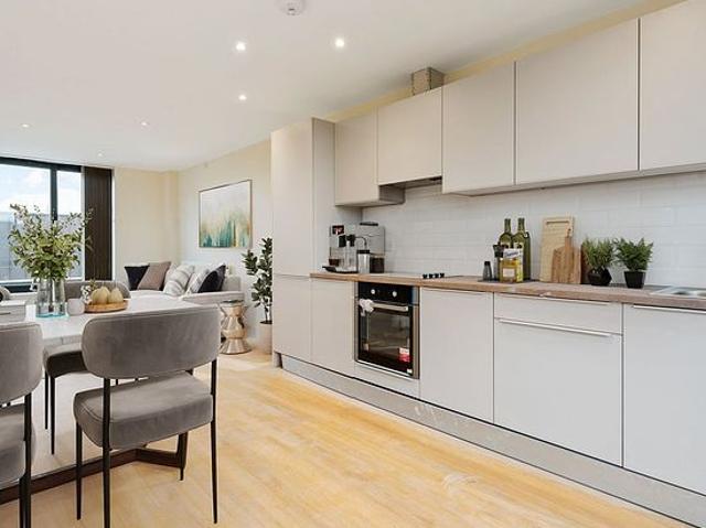 Apartment for rent in Oakleigh Park, Greater London