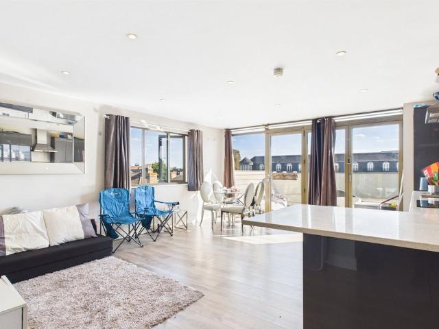 Apartment for rent in Lower Halliford, Surrey