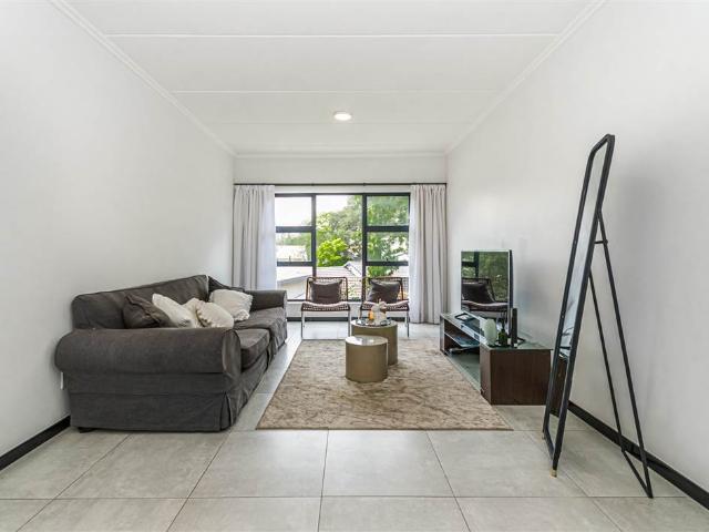 Flat for sale in Johannesburg, North & Sandton