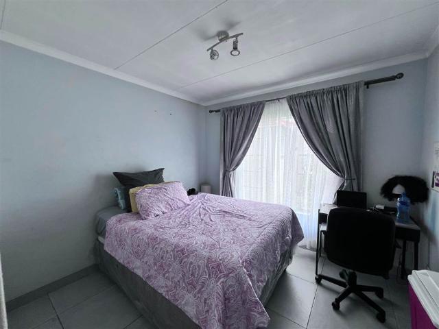 Flat for sale in Johannesburg, North & Sandton