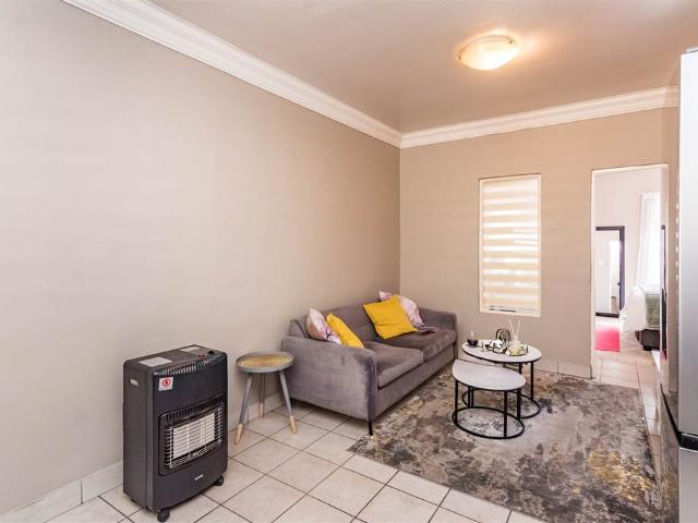 Flat for sale in Johannesburg, North & Sandton