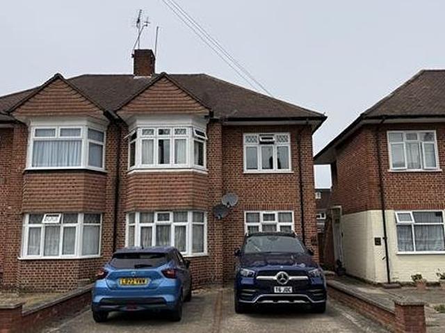 Apartment for rent in Scrattons Farm, Greater London