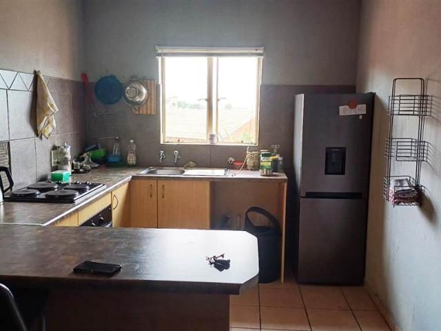 Flat for sale in Johannesburg, North & Sandton