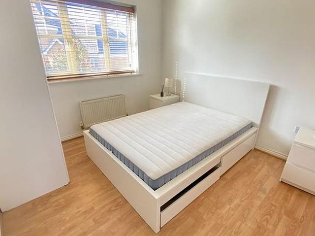 Apartment for rent in Burnt Oak, Greater London