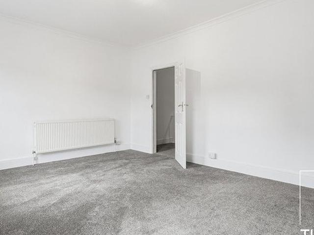 Apartment for rent in Bush Hill Park, Greater London