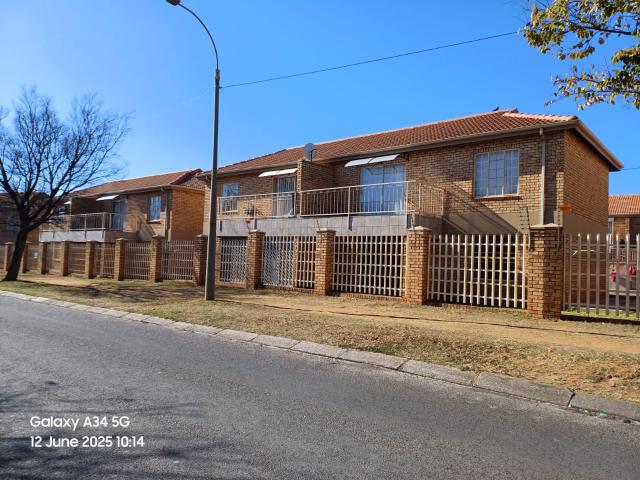 Flat for sale in Mohlakeng, Gauteng