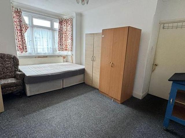 Apartment for rent in Loxford, Seven Kings