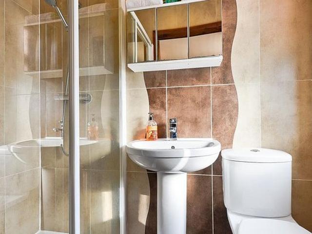 Apartment for rent in Loxford, Greater London