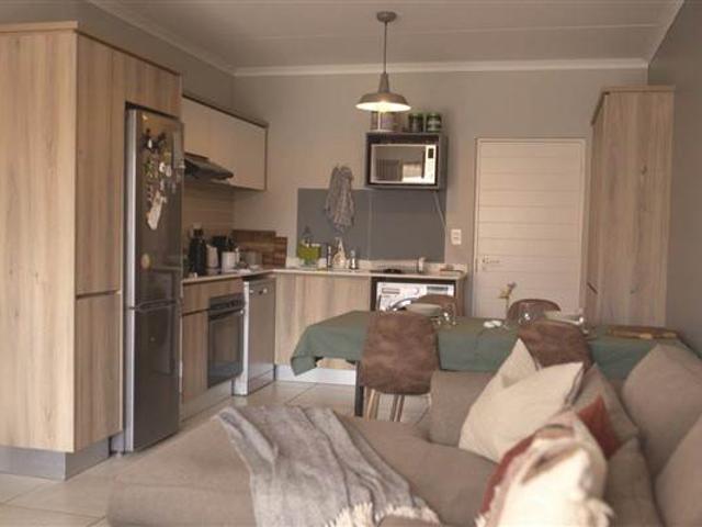 Flat for sale in Johannesburg, North & Sandton