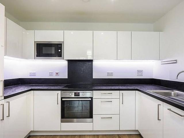 Apartment for rent in London Borough of Merton, Raynes Park