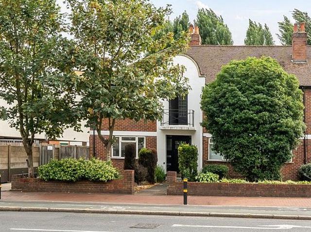 Apartment for rent in London Borough of Merton, Raynes Park