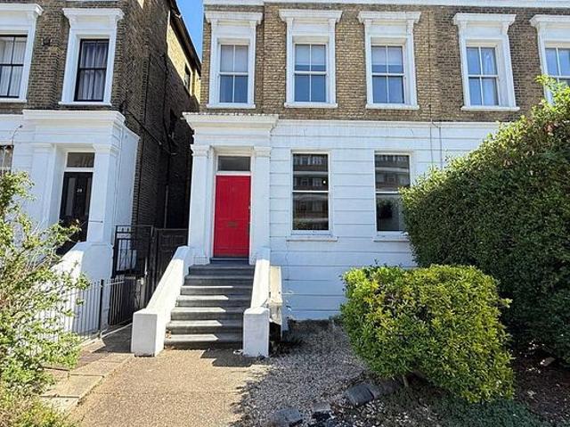 Apartment for rent in Stockwell, Greater London