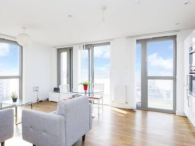 Apartment for rent in London Borough of Merton, Raynes Park