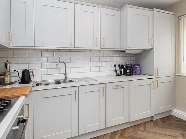 Apartment for rent in Summerstown, Greater London