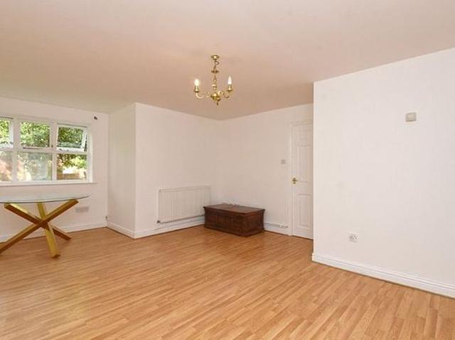 Apartment for rent in Oakwood, Greater London